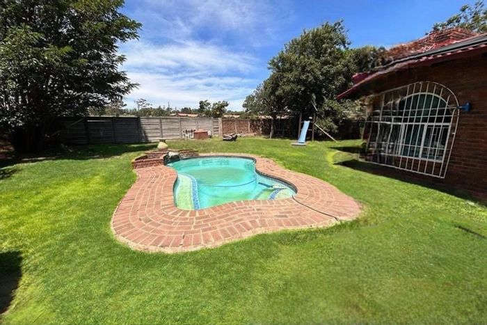Farrarmere House To Rent: 3 beds, pool, patio, garden, jungle gym, parking.