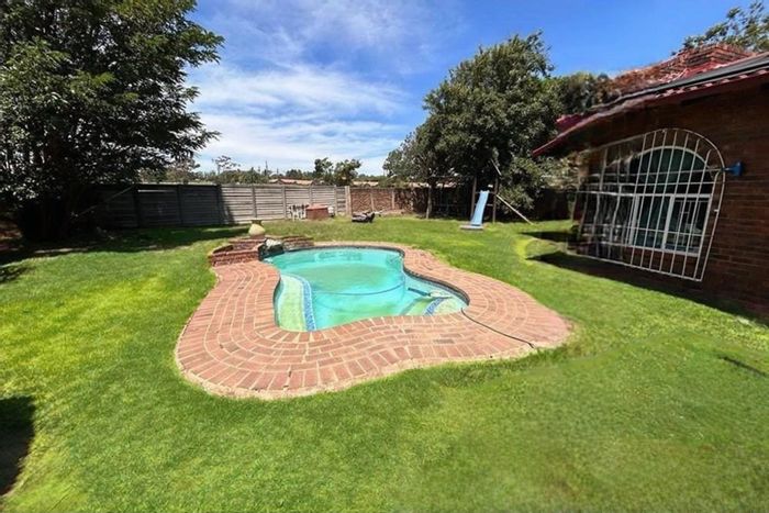 Farrarmere House To Rent: 3 beds, pool, patio, garden, jungle gym.