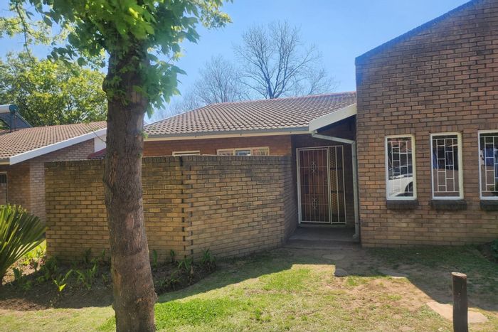 To Rent: 3-Bedroom Townhouse in Harrismith Central with private garden and parking.