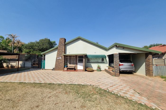 House for Sale in Stilfontein Ext 4: 3 bedrooms, flatlet, carport, storage.