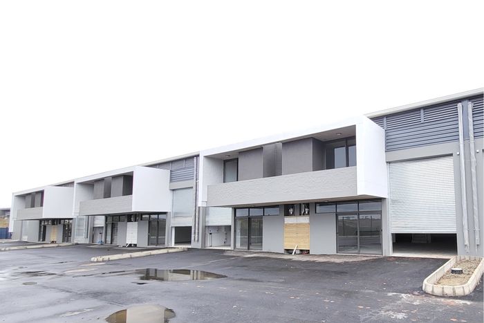 Retail space to rent in Ballito Central with mezzanine, loading capacity, and private amenities.
