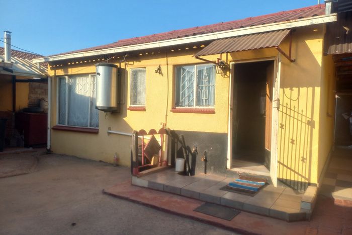 House for Sale in Dobsonville Ext 4: 2 Bedrooms, ample parking, close to amenities.