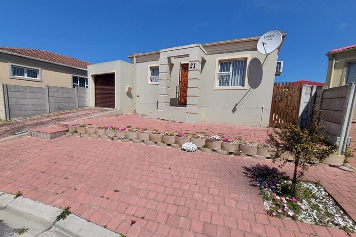 For Sale: House in Bernadino Heights with open-plan kitchen, three bedrooms, and garage.