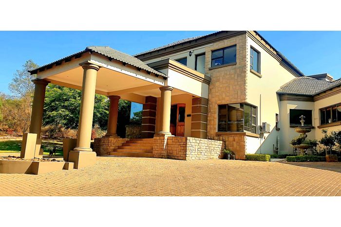 For Sale: Spacious 6-bedroom house in Mooikloof Equestrian Estate with pool, boma.