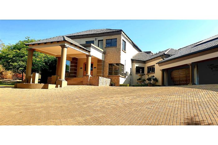 For Sale: Spacious 6-bedroom house in Mooikloof Equestrian Estate with pool, boma.