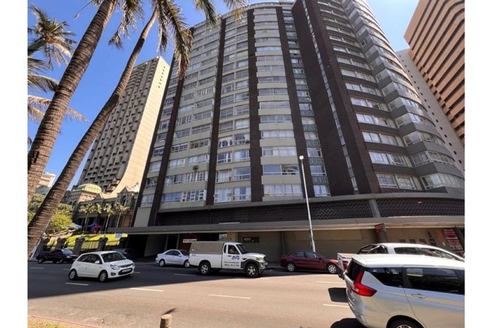 Durban Central Apartment To Rent: 1.5 bedrooms, parking, lift access, city convenience.