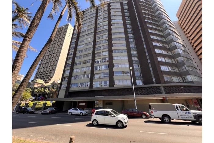 Durban Central Apartment To Rent: 1.5 bedrooms, parking, lift access, city convenience.