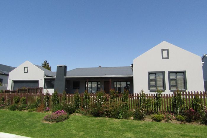 For Sale: House in Kraaibosch Country Estate with solar power, patio, and views.