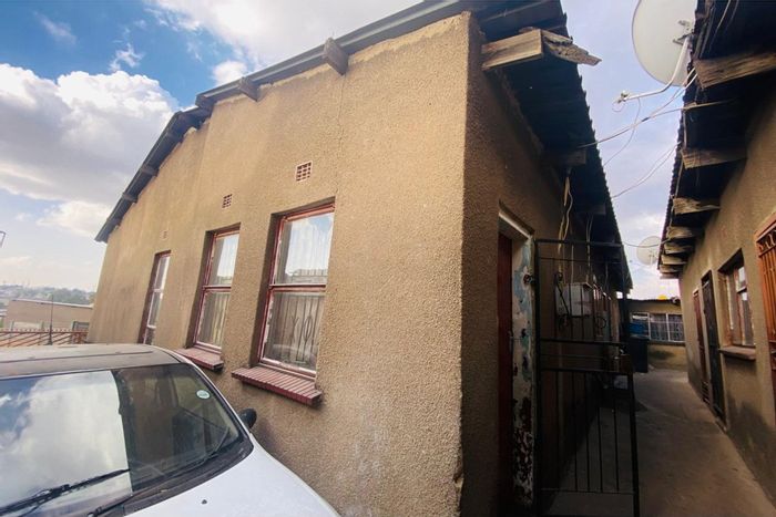 For Sale: House in Tembisa Central with 3 bedrooms and 11 rental rooms.