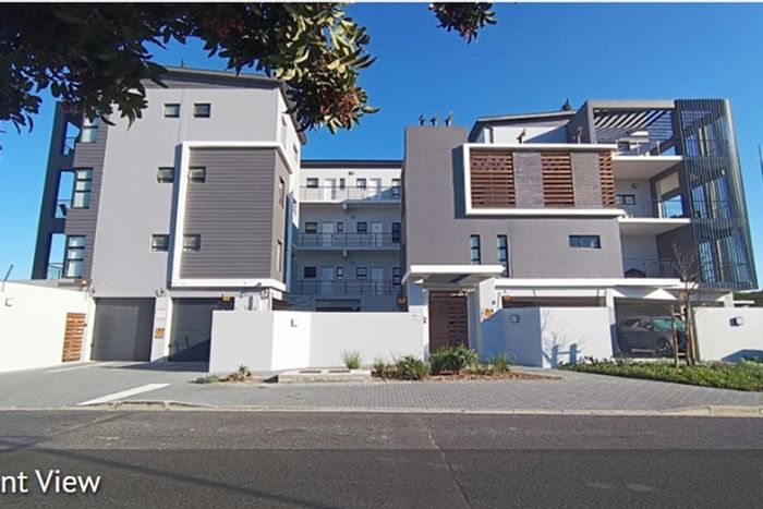 Flamingo Vlei Apartment For Sale: 2 bedrooms, balcony, secure parking, communal amenities.