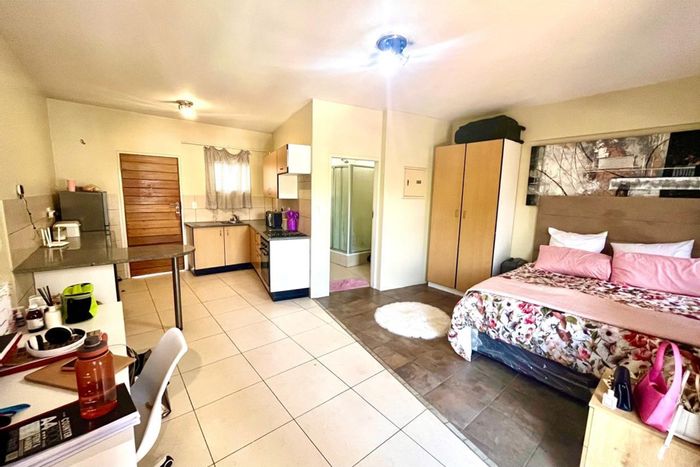 Braamfontein Werf Apartment For Sale: Prime location near universities, safe parking, fitness access.