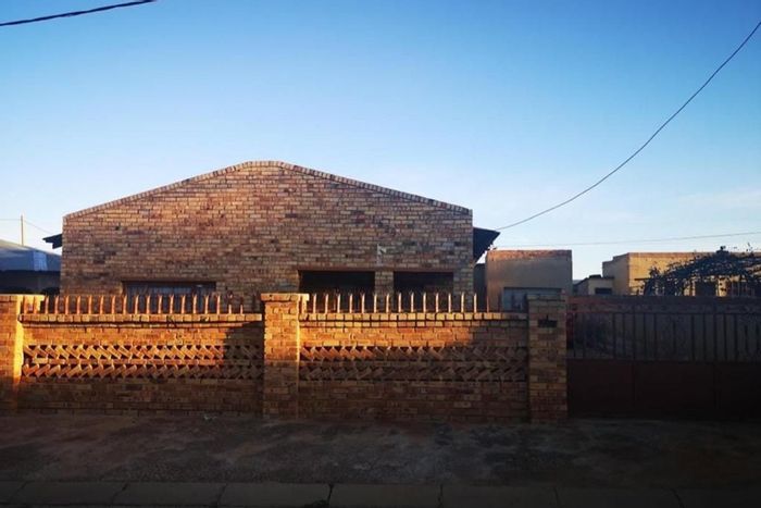 Jouberton House For Sale: 3 bedrooms, garage, fenced yard, income potential.
