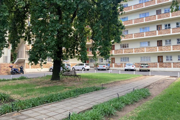 2-Bedroom Apartment For Sale in Esterville: Secure entry, parking, and shared garden.