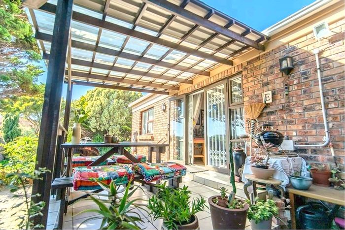 Humewood Townhouse For Sale: 3 bedrooms, garden, garage, communal park, pet-friendly.