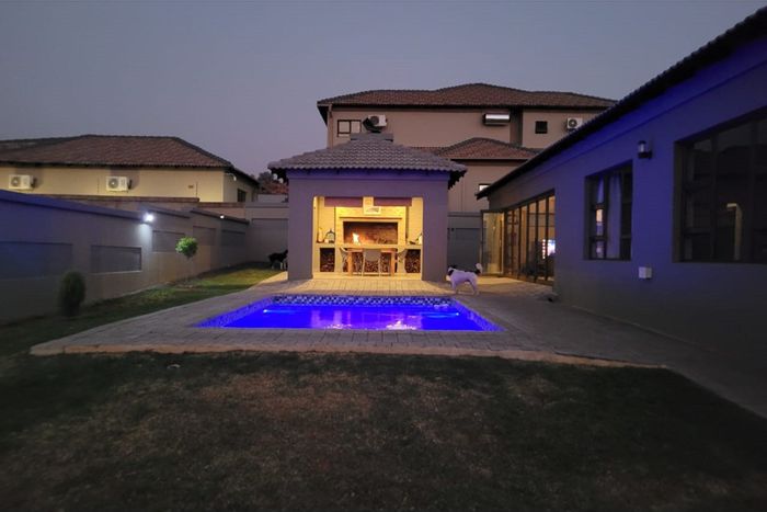 Wilkoppies Townhouse For Sale: 3 bedrooms, 2 bathrooms, open plan living, great location.