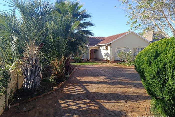 Doringkruin House For Sale: 4 bedrooms, open-plan living, prime location, family-friendly.