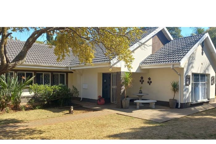 Flamwood House For Sale: 4 beds, pool, garden, garage, near amenities.