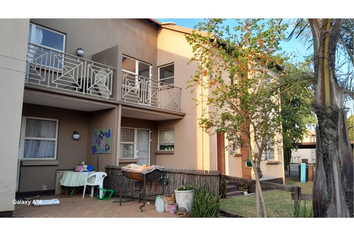 Bonaero Park Apartment To Rent: 2 beds, pool, garden, balcony, parking included.