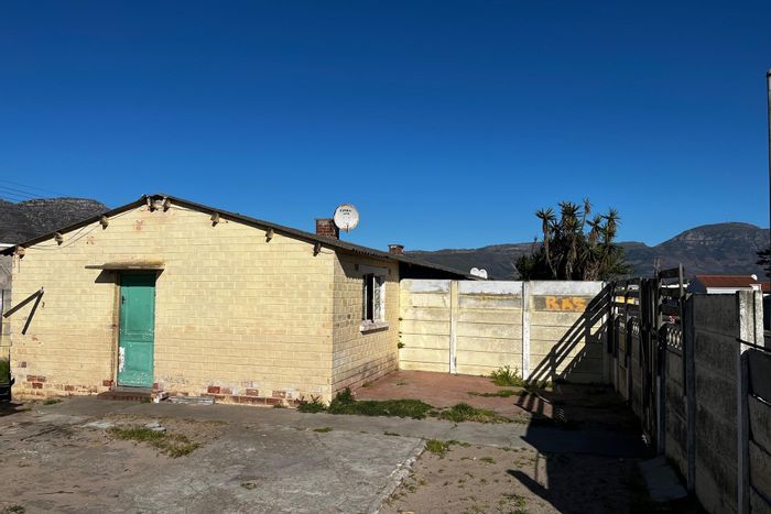 Charming 1-bedroom house in Steenberg with spacious outdoor area, For Sale.