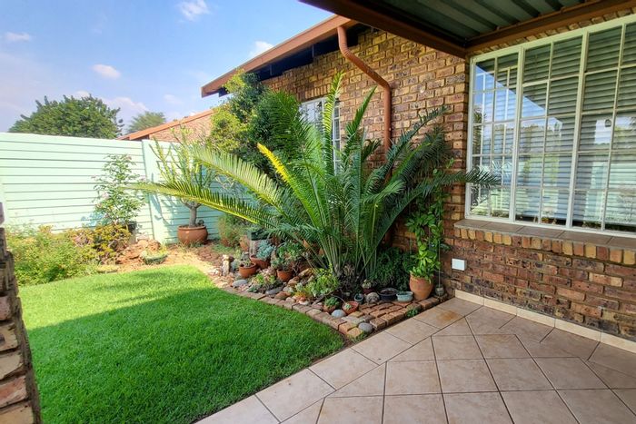 Townhouse For Sale in Sinoville: 3 beds, renovation included, communal pool access.