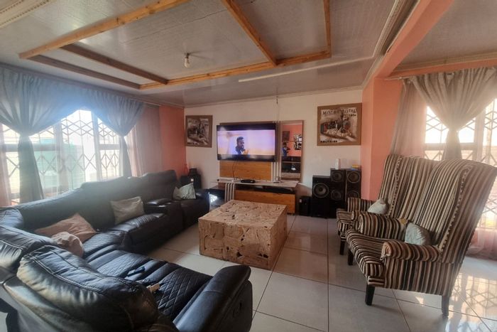 For Sale: 3-bedroom house in Jouberton with scullery, en-suite, and storage rooms.