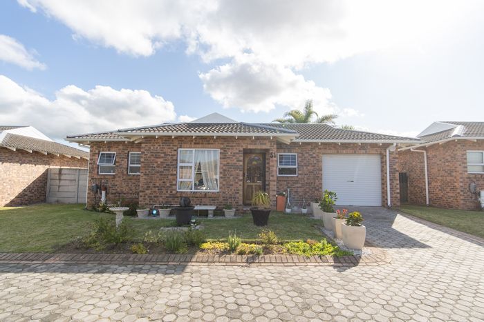 Brentwood Park Townhouse For Sale: Two bedrooms, backyard, water tank, secure access.