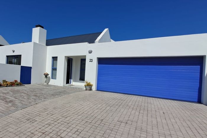 Blue Lagoon House For Sale: 3 beds, garden, garage, fibre internet, close to amenities.