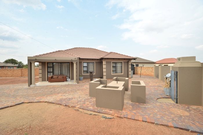 For Sale: House in Westonaria Central with 3 bedrooms, braai area, and ample parking.