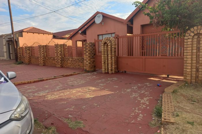 For Sale: 4-bedroom house in Dobsonville Ext 2 with garage, storage, and fiber internet.