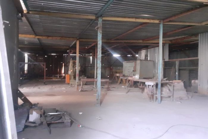 Versatile workshop with office, training space, secure parking in Brakpan Central. For Sale.