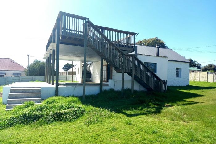 For Sale: 3-bedroom house in Albertinia Central with spacious patio and business potential.
