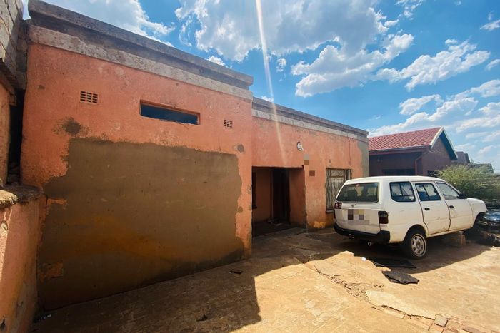 House For Sale in Tembisa Central: 3 beds, parking, rental income potential.