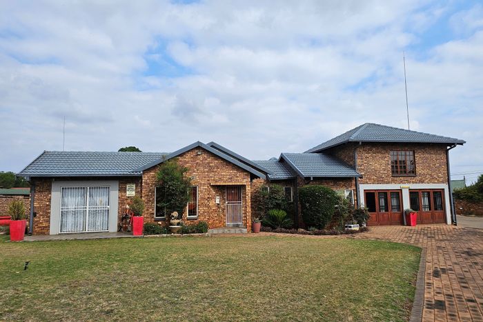 Dennesig House For Sale: 3 bedrooms, study, braai room, double garage.