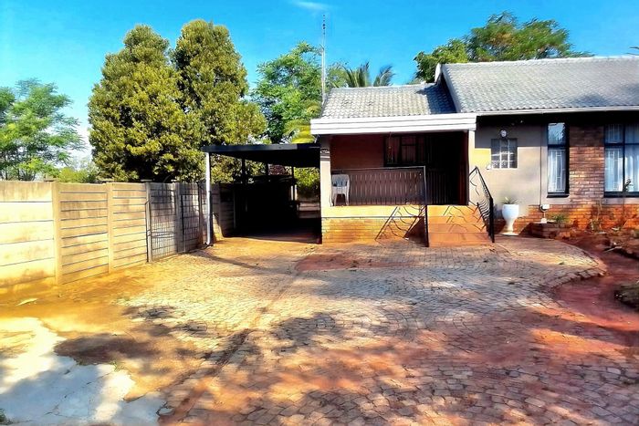 For Sale: Family-friendly house in Heuweloord with 3 beds, secure parking, and fibre internet.