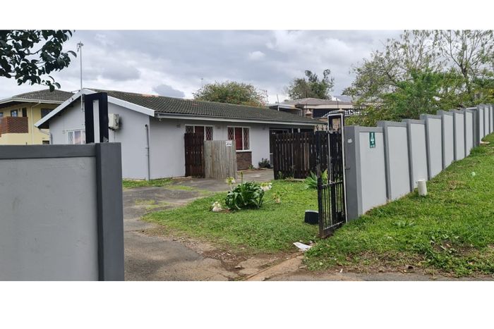 3 Bedroom House to Rent in Malvern with prepaid electricity and guest toilet.