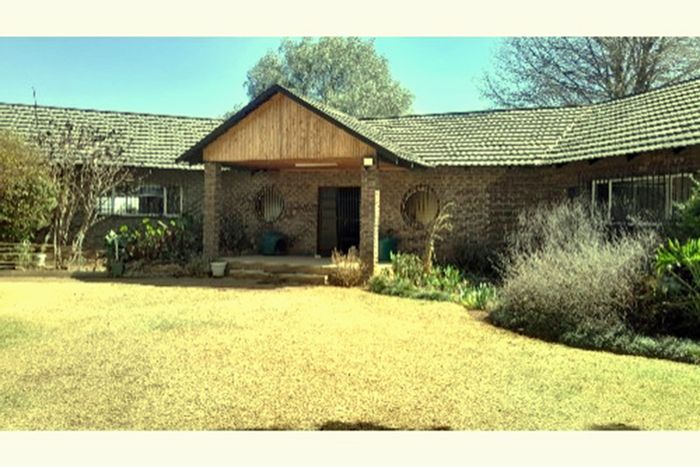 Farm for Sale in Tweefontein (491) AH: Spacious living, garage, pet-friendly, fiber internet.