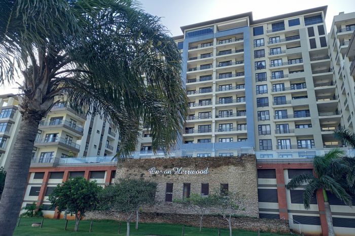 Umhlanga Ridge Apartment To Rent: Panoramic views, pool deck, secure parking.