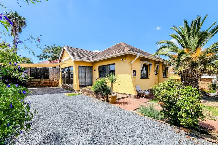 Boston House For Sale: Spacious rooms, well-equipped kitchen, indoor braai, large yard.