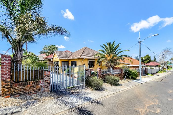 Boston House For Sale: Spacious rooms, well-equipped kitchen, indoor braai, large yard.