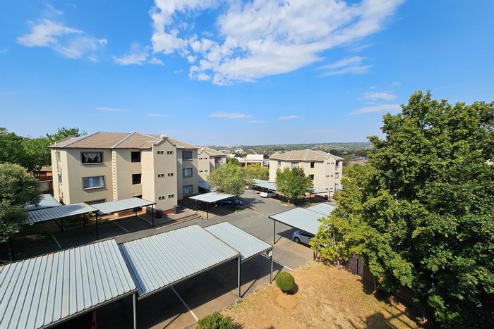 Bloubosrand Townhouse For Sale: Secure complex, pool, study nook, two carports.