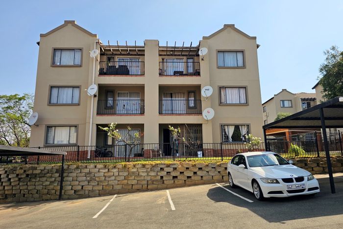 Bloubosrand Townhouse For Sale: Secure complex, pool, study nook, two carports.