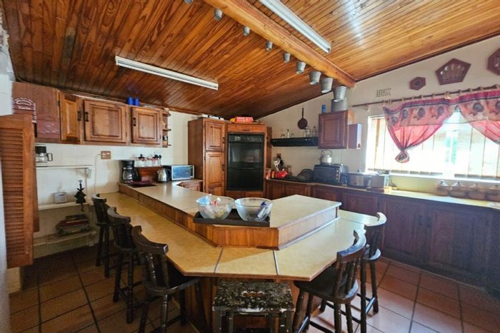 For Sale: 5 Bedroom House in Barberton Central with Pool and 2 Garages.