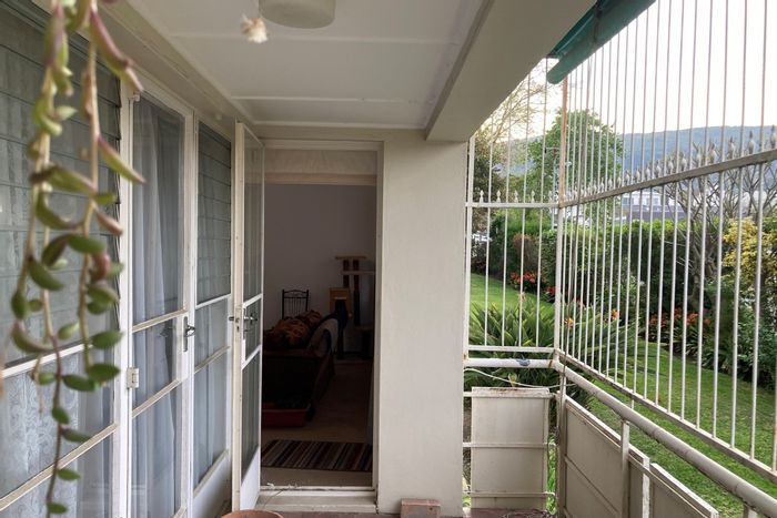 2-bedroom apartment in Esterville with parking, veranda, and easy access to amenities.