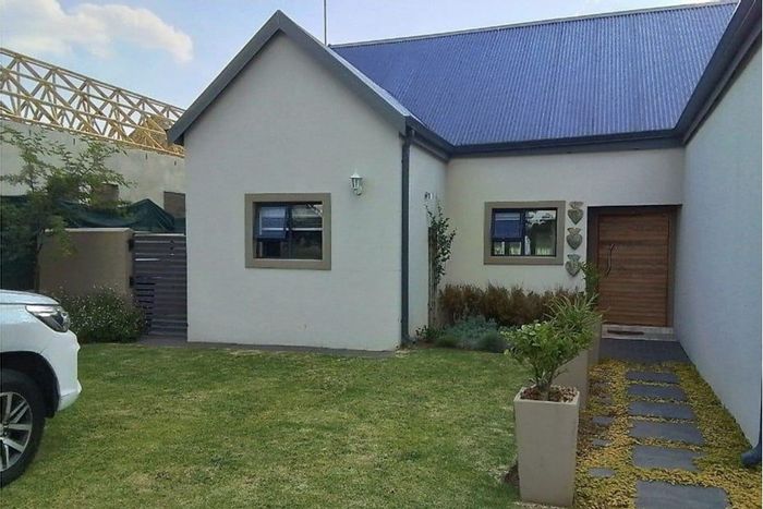 Heron Banks Golf Estate House For Sale: 3 beds, pool, golf course, riverfront views.
