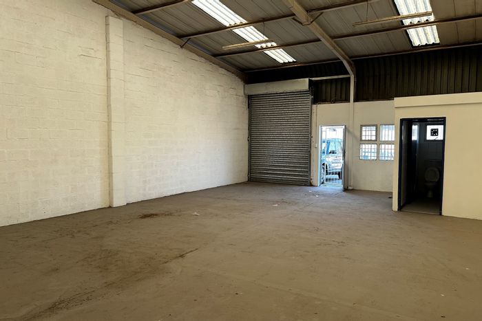 Industrial unit to rent in Walmer, 98m2 with secure access and amenities.