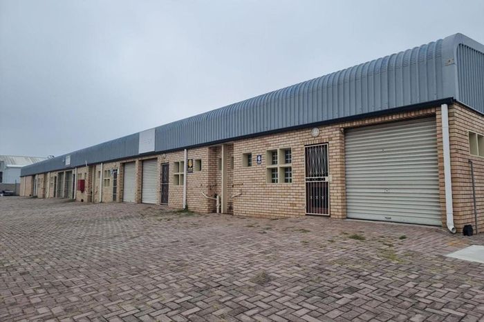 Industrial Warehouse To Rent in Walmer: 97m2, secure access, convenient location.