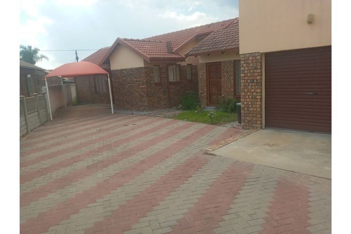 For Sale: 3-bedroom house in Seshego with garage and ensuite bathroom.