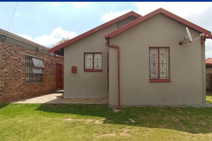 For Sale: Norkem Park House with 3 beds, 2 baths, and 3 flatlets.