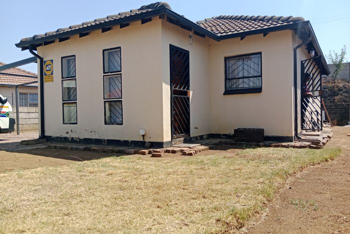 Nellmapius House To Rent: 3 bedrooms, private yard, water and electricity included.