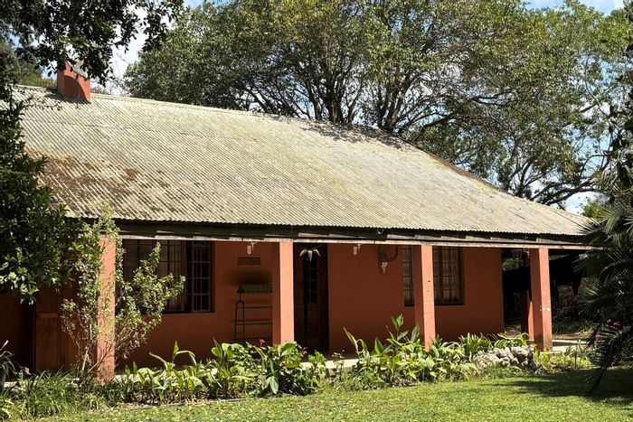 Addo House For Sale: 3-bedroom farmhouse, expansive grounds, garages, and agricultural potential.